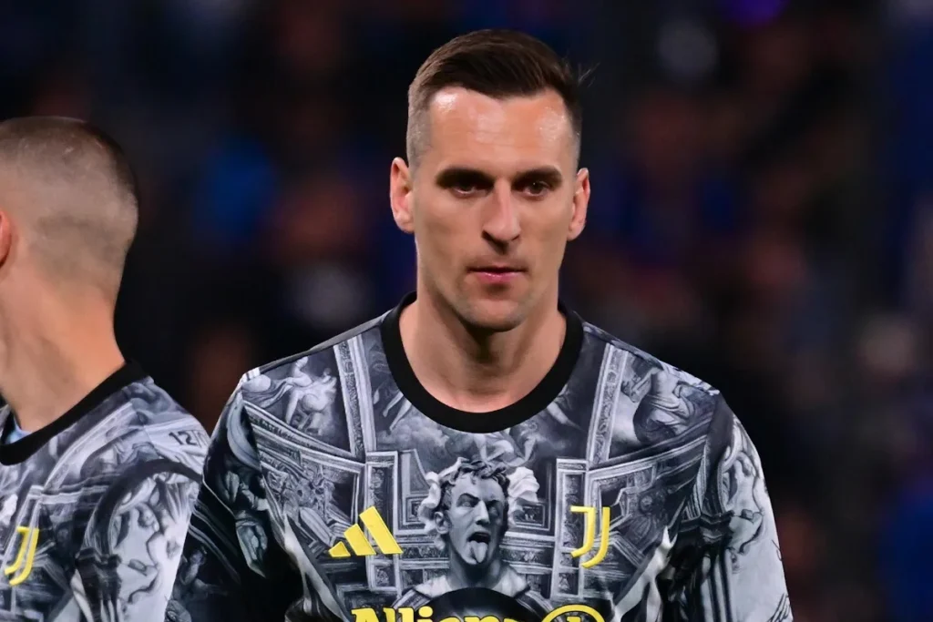 Arkadiusz Milik in maglia Juventus durante una partita, con espressione concentrata