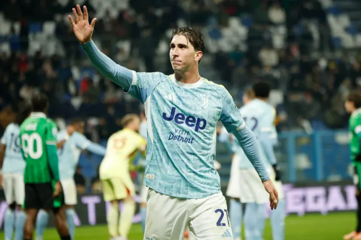 Miretti con maglia Juventus biancoceleste saluta il pubblico durante una partita