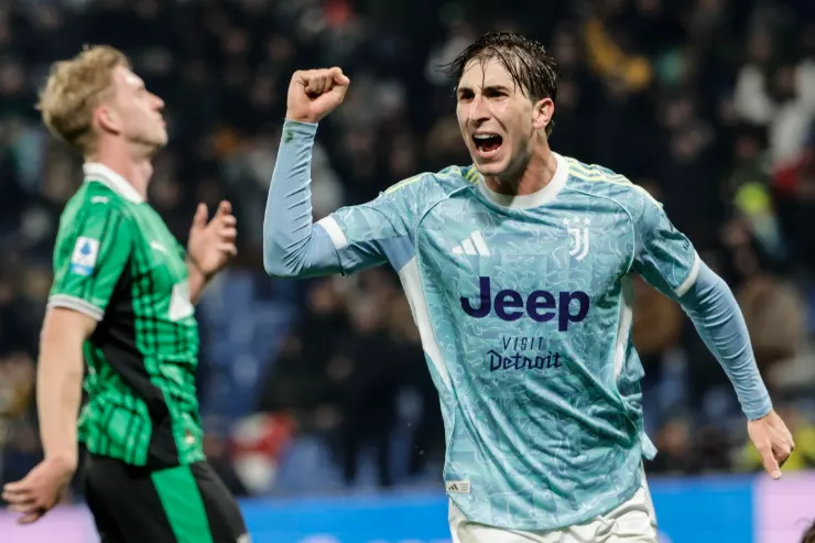 Miretti esulta durante una partita della Juventus, indossa la maglia bianconera con sponsor Jeep