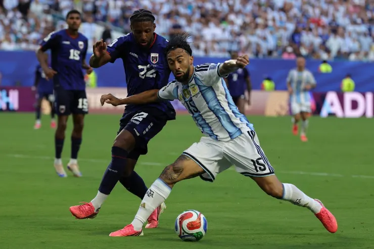 Nico Gonzalez in azione con la maglia Argentina durante una partita internazionale, contrasto di gioco con avversario