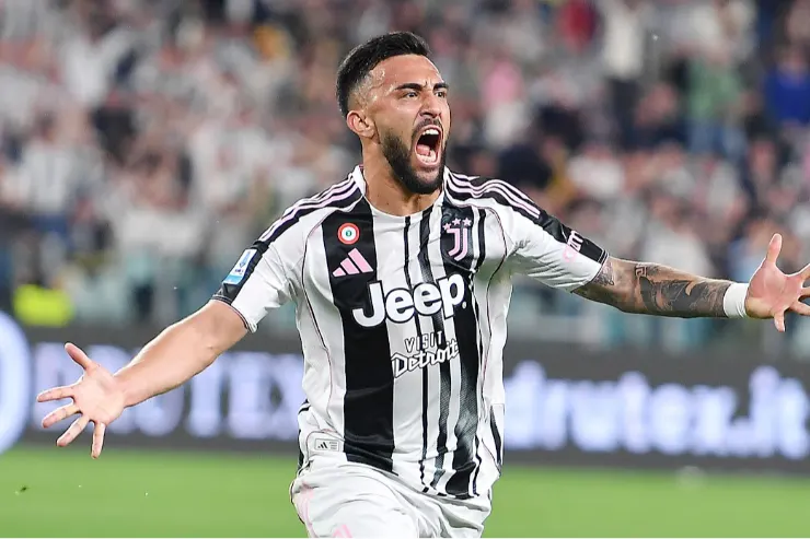 Nico González della Juventus esulta durante la partita, con le braccia aperte nello stadio