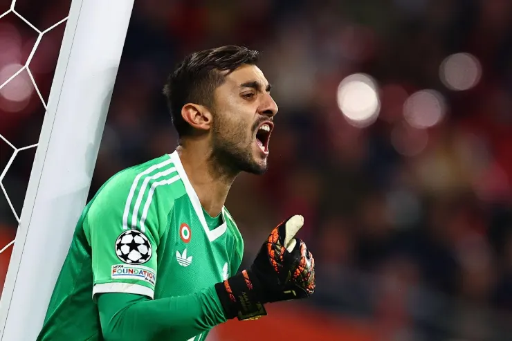 Matteo Perin portiere in divisa verde durante una partita di Champions League