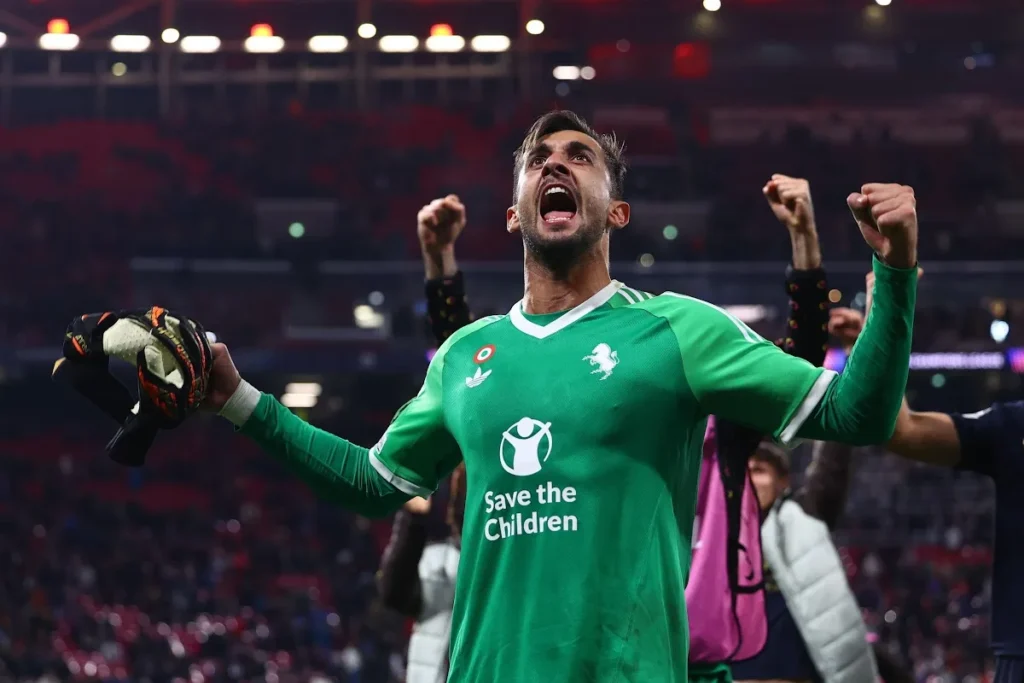 Mattia Perin esulta in campo indossando la maglia verde da portiere con sponsor Save the Children