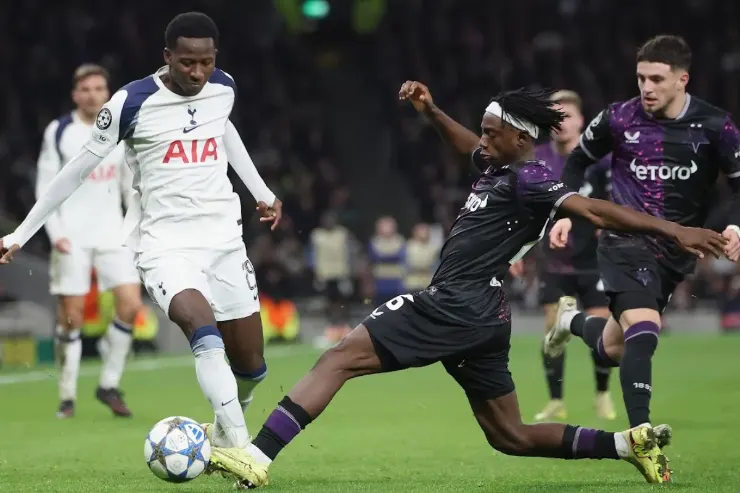 Sarr in azione durante una partita di Champions League con la maglia della Fiorentina contro il Tottenham