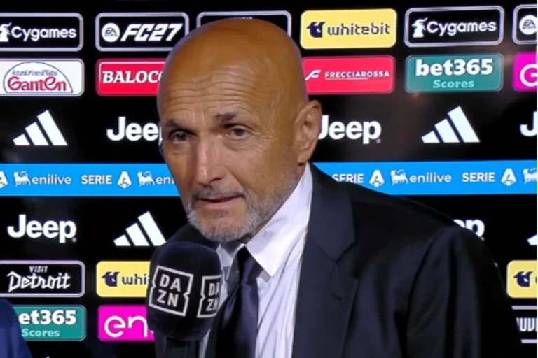 Luciano Spalletti in conferenza stampa Juventus con microfono Dazn, annuncia strategie di mercato