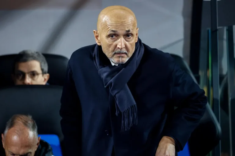 Luciano Spalletti in panchina con sciarpa blu durante una partita, con lo sguardo concentrato