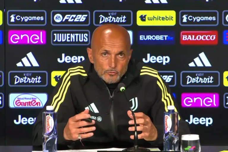 Luciano Spalletti in conferenza stampa pre-partita Juventus, seduto davanti a microfono e sponsor ufficiali
