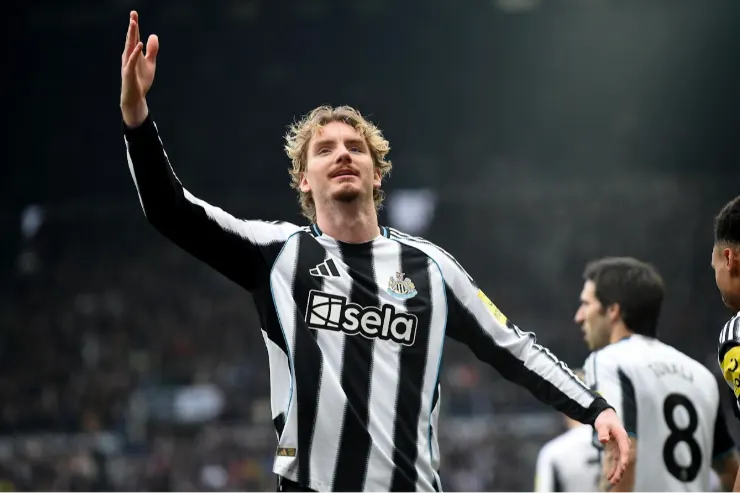 Giocatore della Juventus con maglia bianconera Adidas Kisela saluta durante una partita