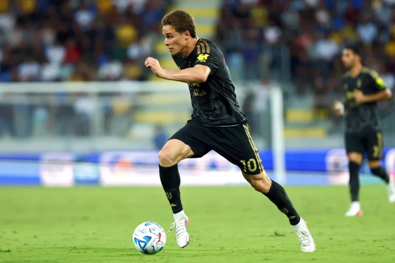 Yildiz in azione durante una partita, con palla al piede in maglia nera della Juventus numero 10