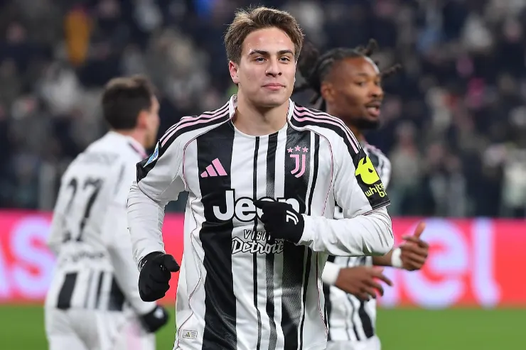 Kenan Yildiz in maglia Juventus durante una partita, con lo stemma bianconero e sponsor visibili