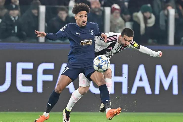 Zhegrova contrasta il pallone durante una partita di calcio, indossa la maglia blu della Juventus
