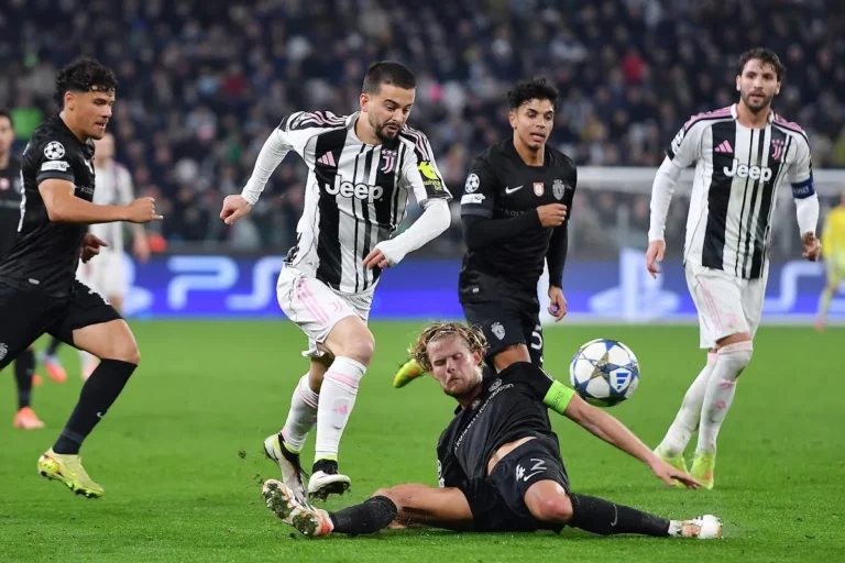 Zhegrova in azione durante Juventus-Sporting in Champions League, il giocatore con la maglia bianconera contrasta un avversario