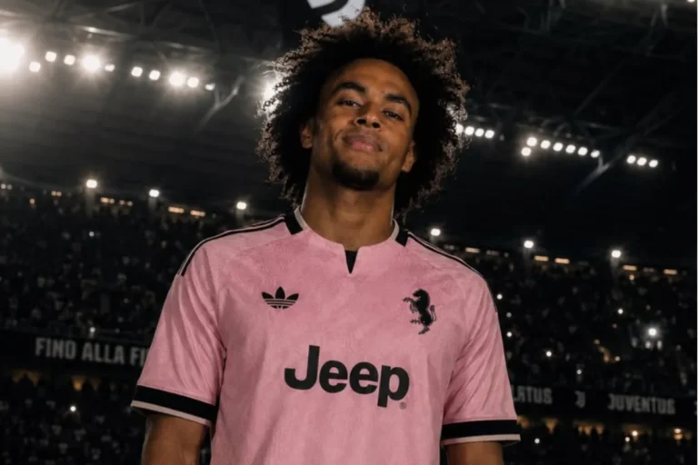 Zirkzee in maglia rosa Juventus con sponsor Jeep nello stadio illuminato