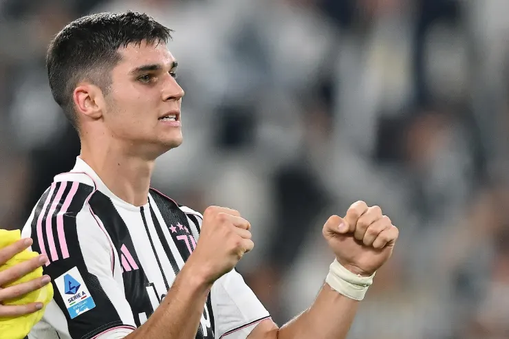 Adzic in maglia Juventus durante una partita, con fascia al polso