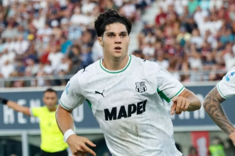 Adzic in azione con la maglia del Sassuolo durante una partita in stadio