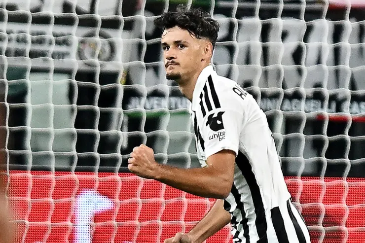 Alajbegovic in maglia Juventus durante una partita, con la rete sullo sfondo