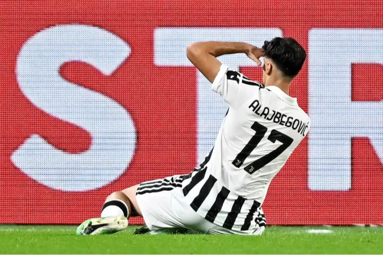 Alajbegovic esulta in ginocchio con la maglia Juventus numero 22 davanti allo striscione dello stadio