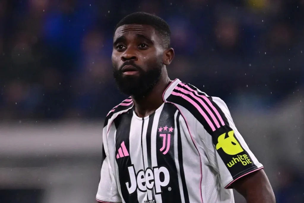 Boga in maglia bianconera con sponsor Jeep durante una partita