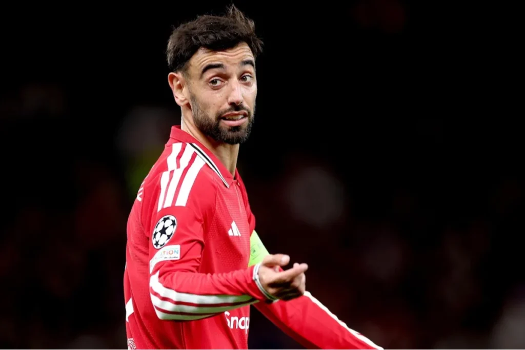 Bruno Fernandes in maglia rossa durante una partita di Champions League