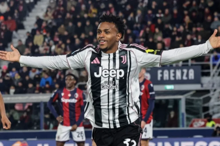 Cabal della Juventus esulta in campo con le braccia aperte, indossando la maglia bianconera Jeep