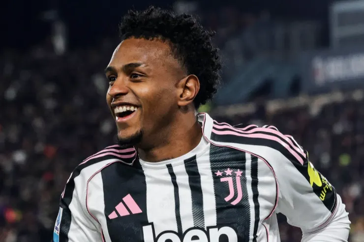 Juan Cabal sorride durante una partita con la maglia della Juventus, indossando il kit Adidas bianconero