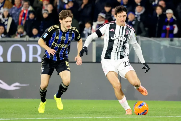 Cambiaso con palla durante una partita di calcio, difensore della Juventus in maglia bianconera
