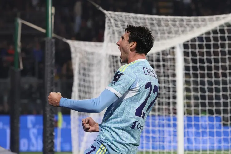 Cambiaso con la maglia della Juventus numero 27 esulta durante una partita, sullo sfondo la porta e la rete