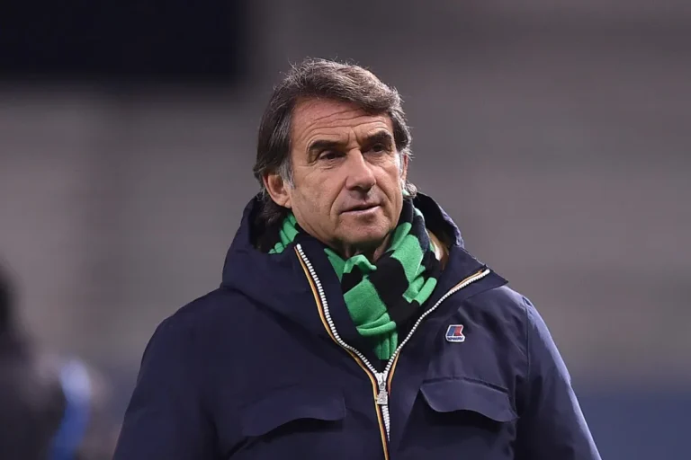 Giovanni Carnevali, dirigente del Sassuolo, osserva la partita indossando parka blu e sciarpa verde