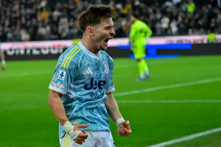Conceiçao esulta durante la partita, indossa la maglia azzurra della Juventus con il badge Coppa Italia visibile