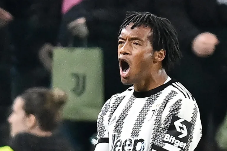 Juan Cuadrado con la maglia della Juventus esulta durante una partita