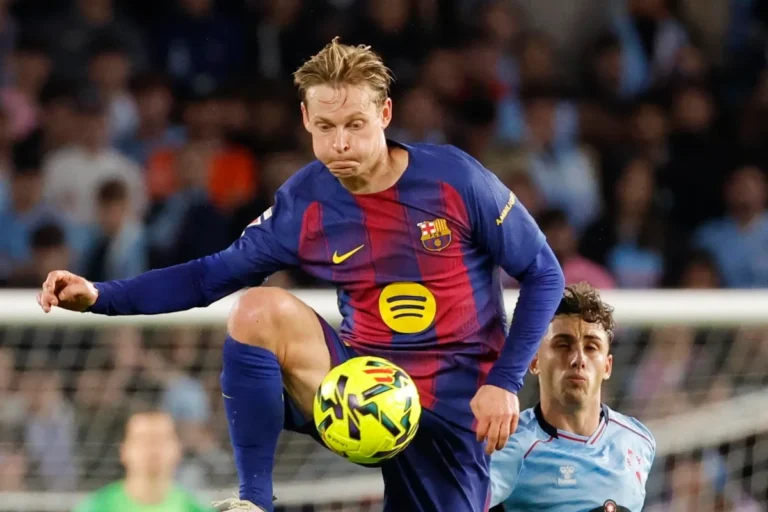 Frenkie De Jong in azione con la maglia del Barcellona durante una partita