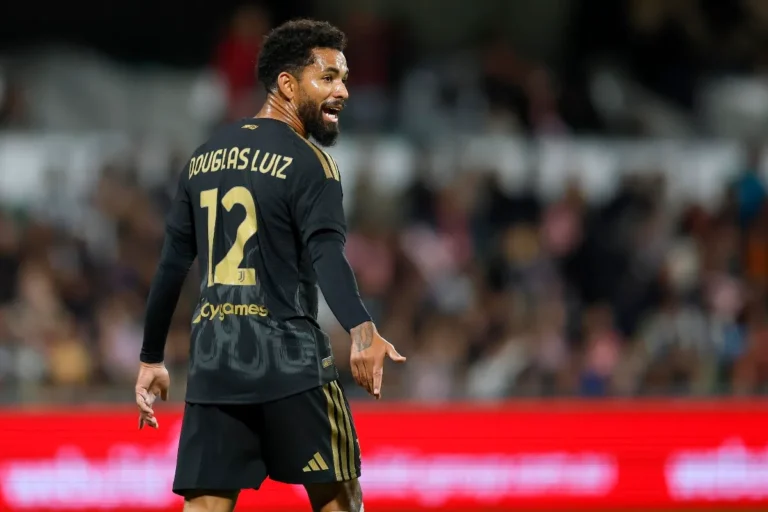 Douglas Luiz centrocampista della Juventus durante una partita in maglia nera numero 12