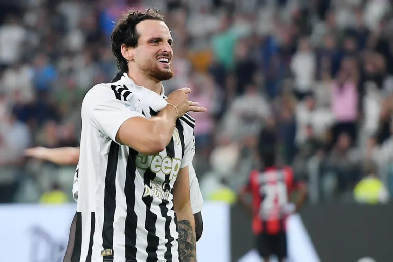 Federico Gatti in maglia Juventus sorride durante una partita dello stadio