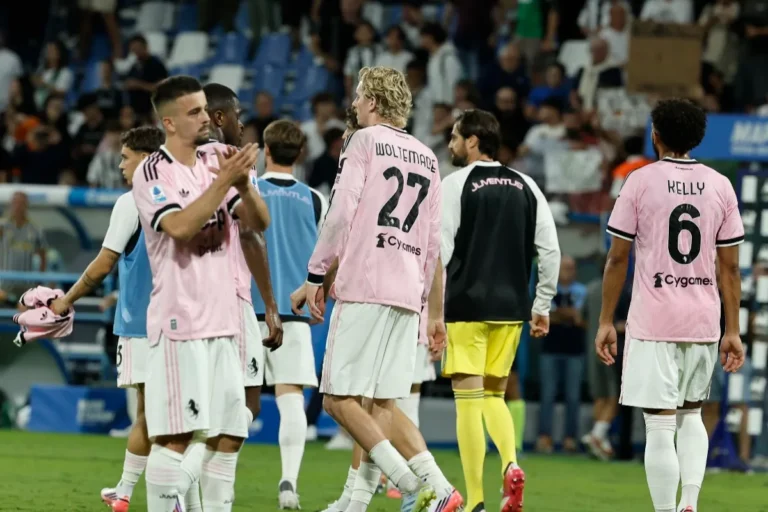 Giocatori della Juventus in maglia rosa durante la partita contro il Sassuolo, con Wojtemowicz numero 27 e Helly numero 6 in primo piano