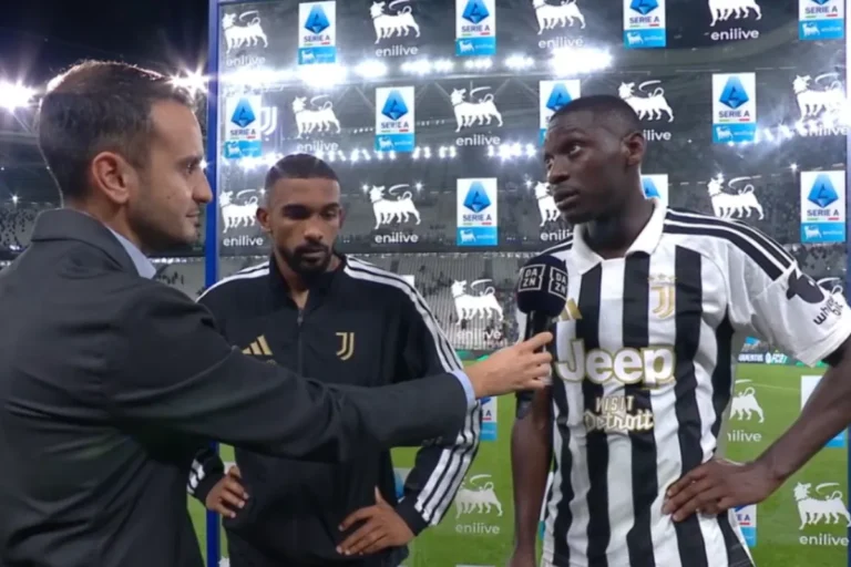 Kolo Muani intervistato a bordo campo in maglia Juventus durante una partita di Serie A