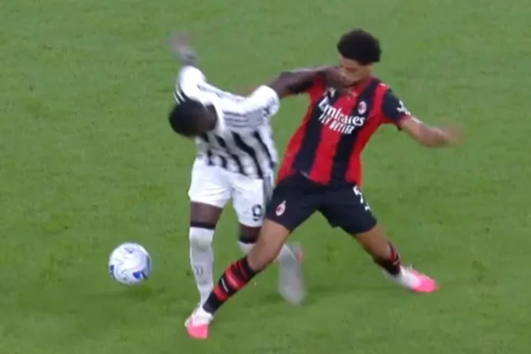 Kolo Muani del Milan contrasta De Winter della Juventus durante il match, contatto in campo visibile