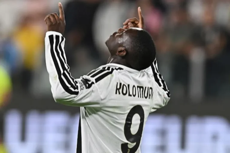 Kolo Muani esulta con le braccia alzate indossando la maglia della Juventus numero 9