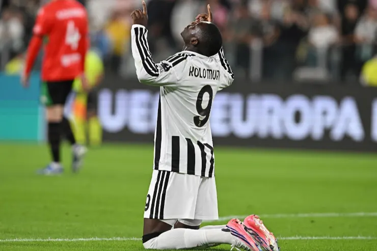 Kolo Muani inginocchiato sul campo in maglia Juventus, numero 9, con le braccia alzate in celebrazione durante una partita di Europa League