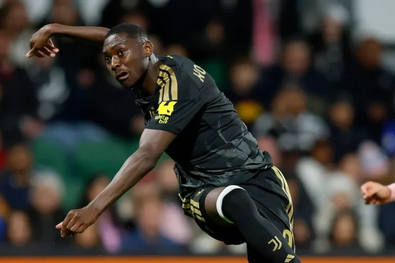 Kolo Muani in azione con la maglia della Juventus, controlla il pallone durante una partita