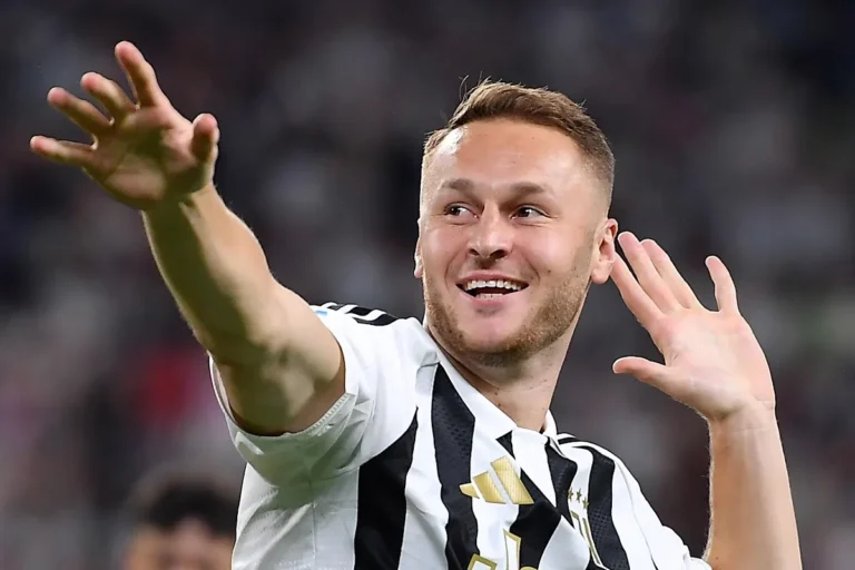 Teun Koopmeiners sorride e saluta con le mani durante una partita della Juventus, indossando la maglia bianconera