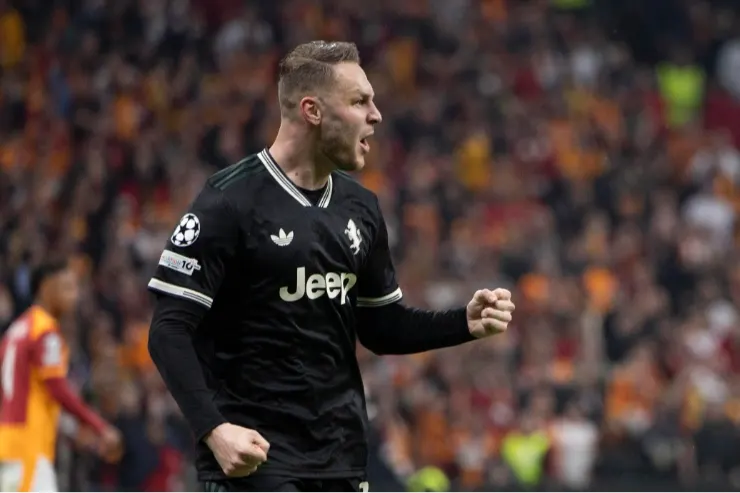 Koopmeiners della Juventus durante una partita, indossa la maglia nera con lo sponsor Jeep