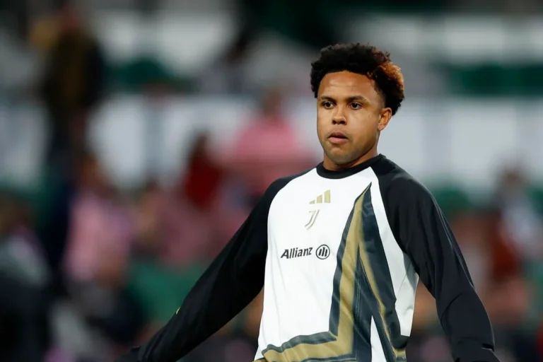 Weston McKennie in maglia Juventus durante l'allenamento, con giacca nera