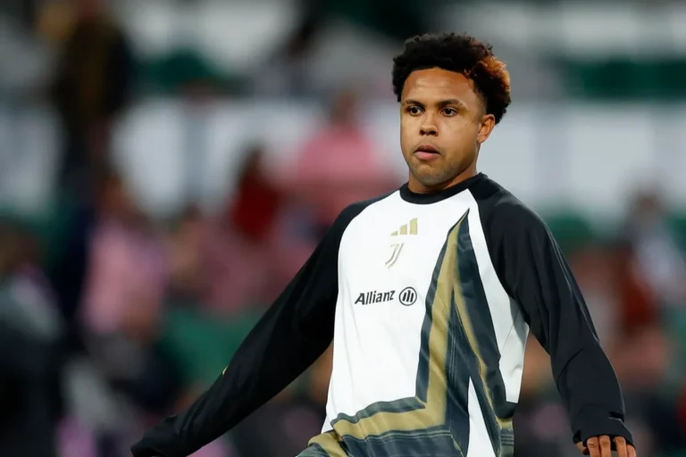 Weston McKennie in maglia Juventus durante l'allenamento, con logo Allianz visibile
