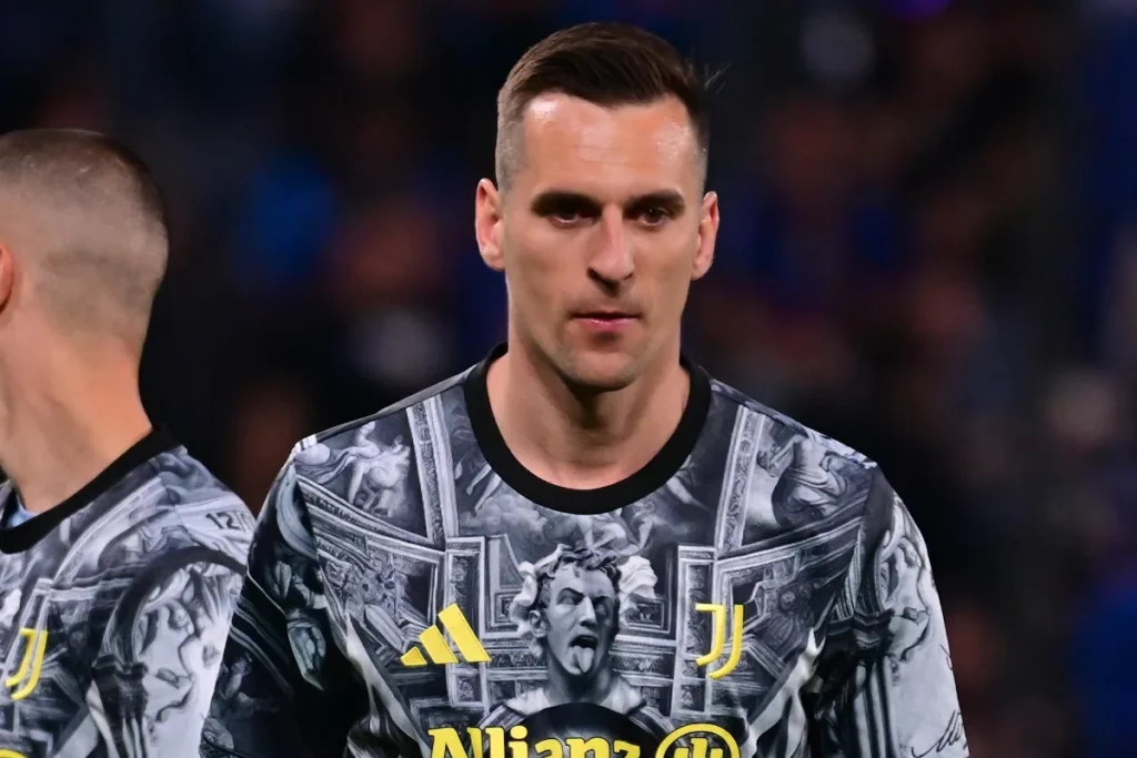 Arkadiusz Milik in divisa Juventus con maglia speciale nera e bianca durante una partita
