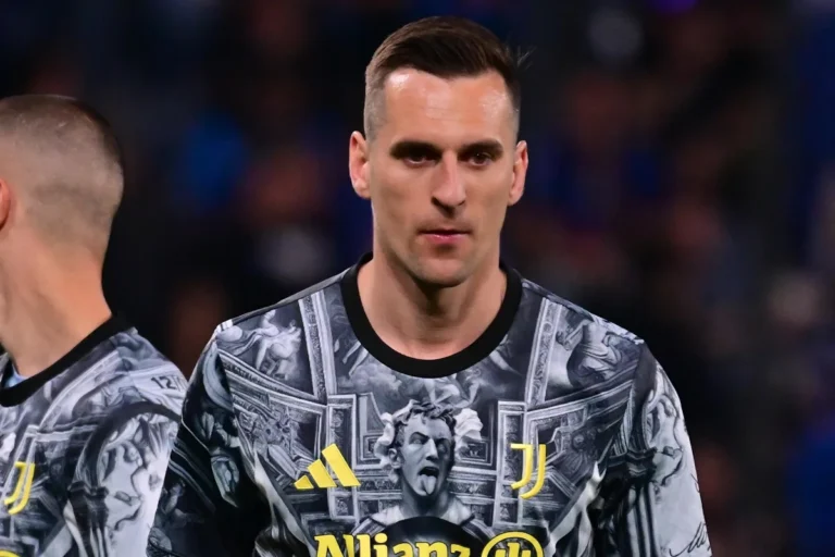 Arkadiusz Milik in divisa Juventus con maglia speciale nera e bianca durante una partita