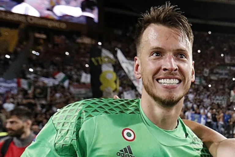 Neto portiere Juventus in maglia verde sorride durante una partita allo stadio