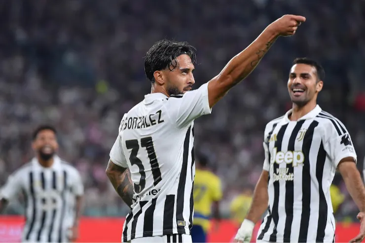 Nico Gonzalez con la maglia della Juventus esulta durante una partita, il numero 31 visibile sulla schiena