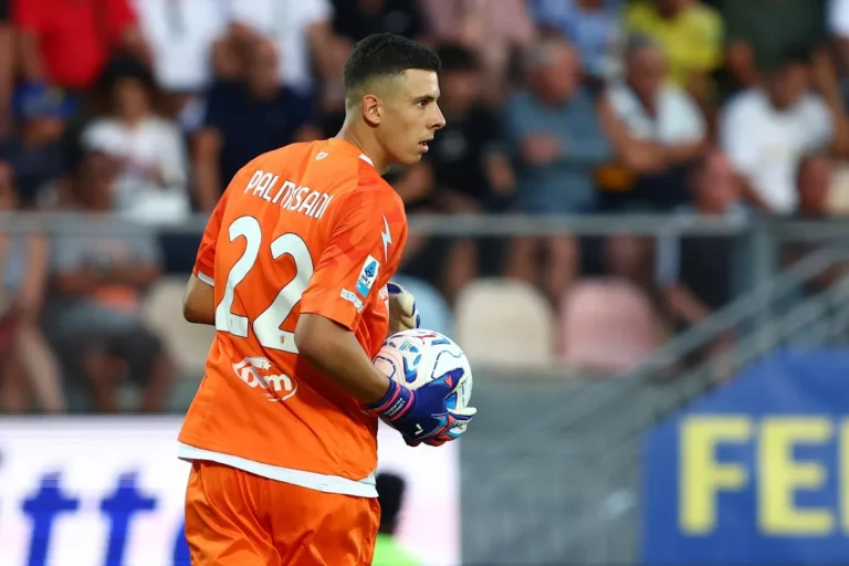 Palmisani portiere numero 22 con maglia arancione durante una partita di calcio
