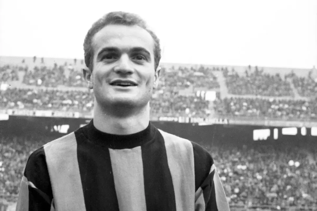Sandro Mazzola in divisa Juventus con i colori bianconeri in uno stadio durante una partita