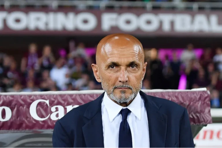 Luciano Spalletti in panchina durante Juve-Milan con completo blu e cravatta